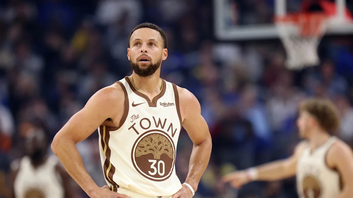NBA 2026年休赛期交易/自由球员流言：斯蒂芬·库里与勇士的未来，克莱·汤普森最新动态