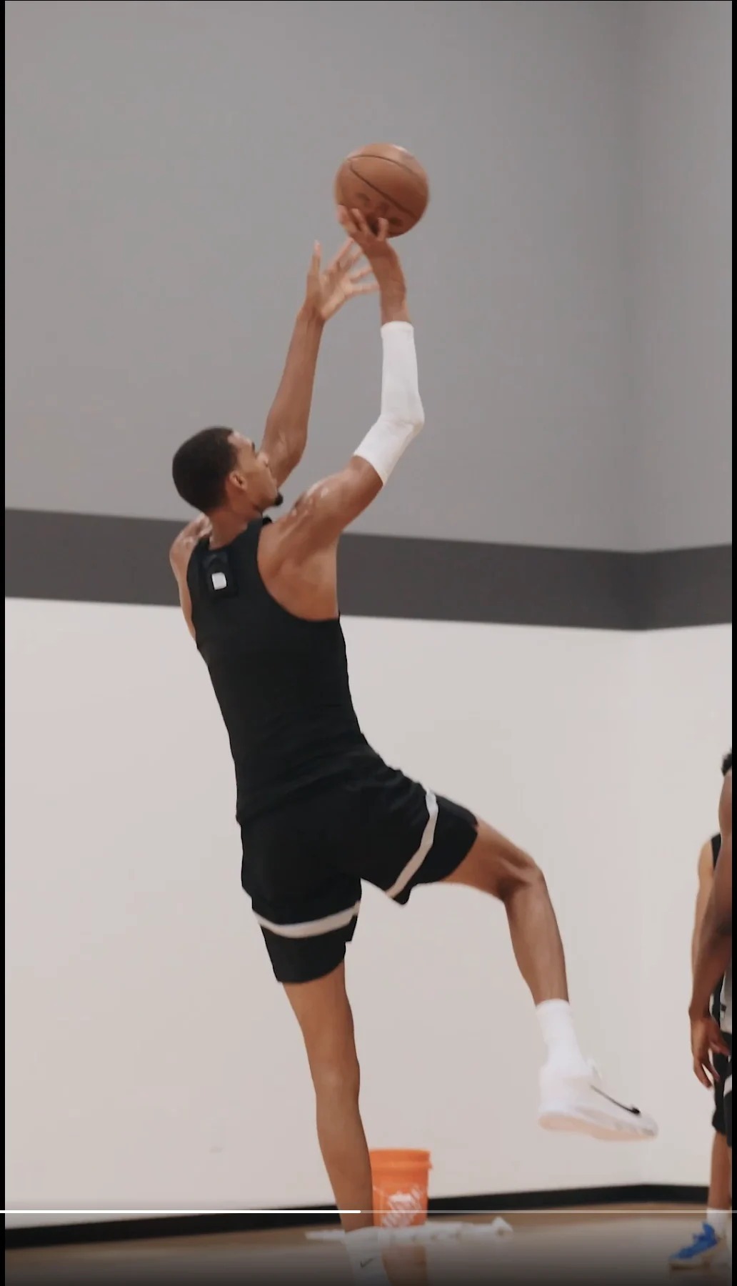 文班亚马正在苦练诺维茨基的招牌后仰跳投，NBA要大结局了？