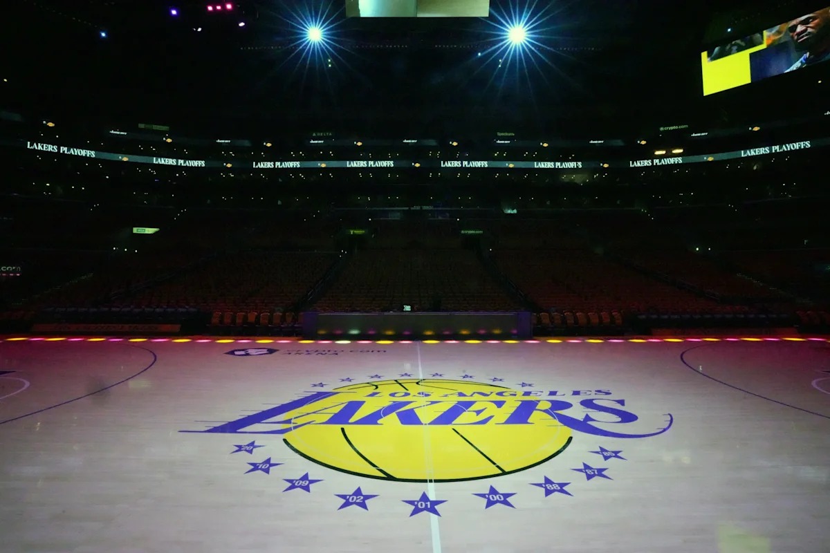 湖人队以120亿美元天价易主，创北美体育 franchise 交易纪录